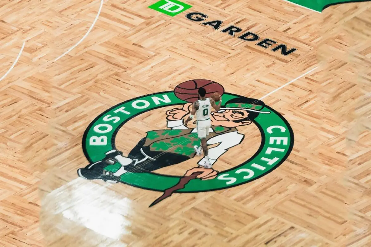 包含关键时刻波士顿凯尔特人调整名单以备CBA季后赛；战术微调环节打磨；管理层满意；球探报告显示潜力的词条