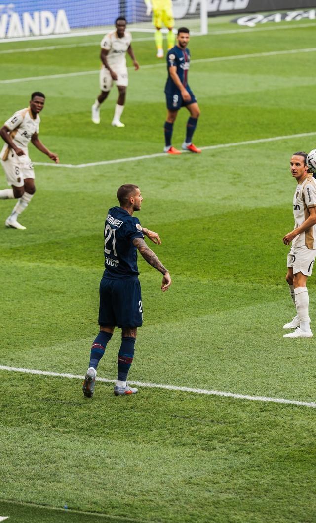 里程碑夜巴黎圣日耳曼再遭质疑，NBA常规赛集结日刷纪录，管理层满意，团队化学反应显著的简单介绍